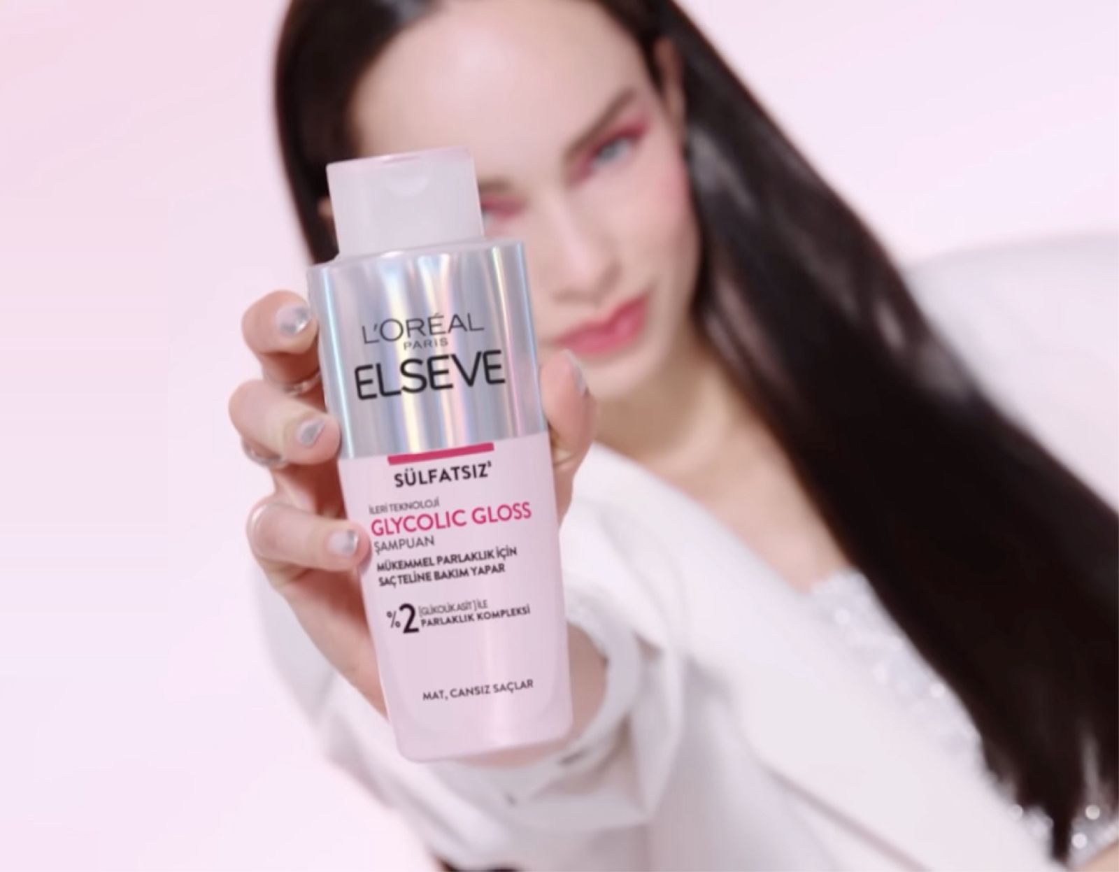 L’Oréal Paris Elseve campaign: a woman holding an Elseve shampoo